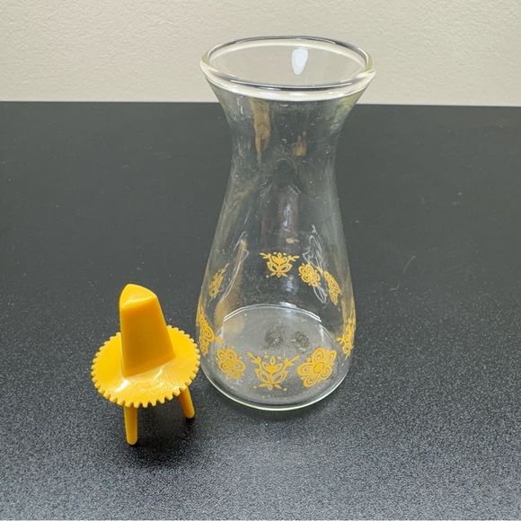 Vintage 1970’s Pyrex Butterfly Gold Oil/Vinegar Dispenser - Picture 4 of 5